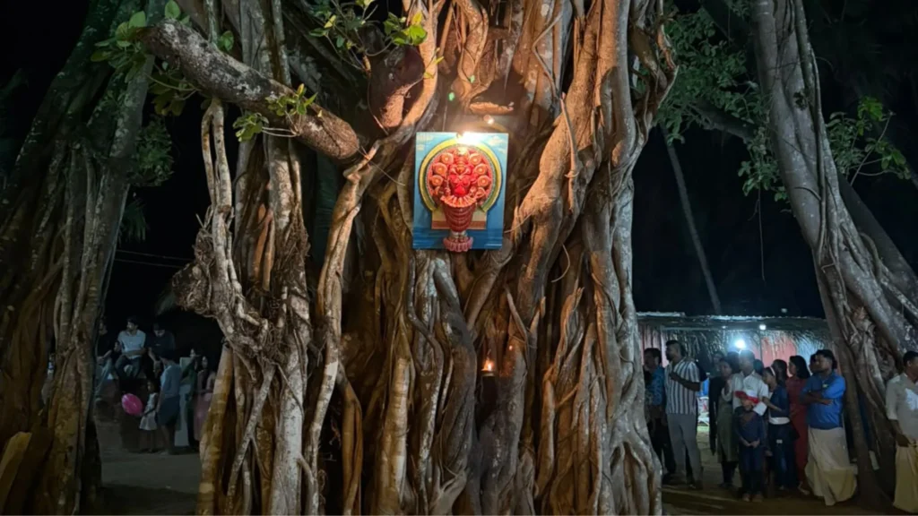 panjuruli idol aalmaram kolathuvayal chirakutti puthiyabhagavathi kshethram.